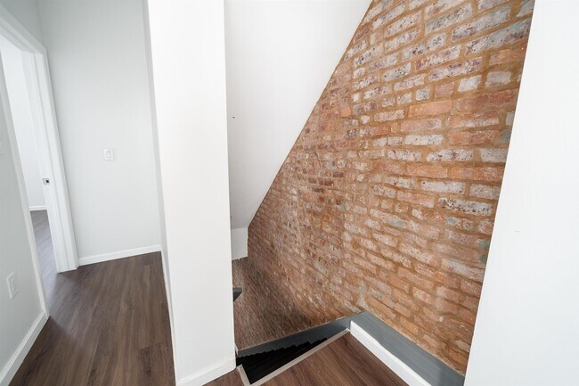 Building Photo - 258 Suydam Ave