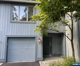 Building Photo - 2 Daryl Ct