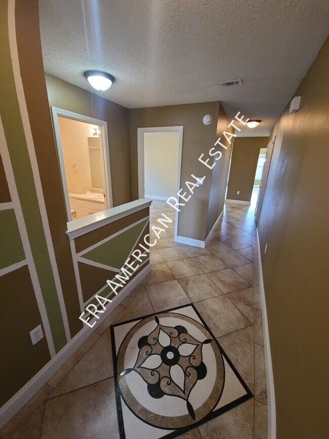 Building Photo - Emerald Village Home