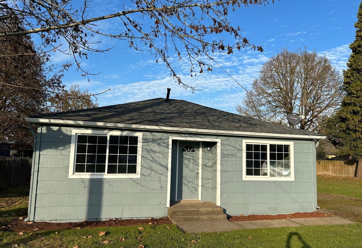 Clean 2 Bedroom Home With New Flooring And... House Rental in Albany