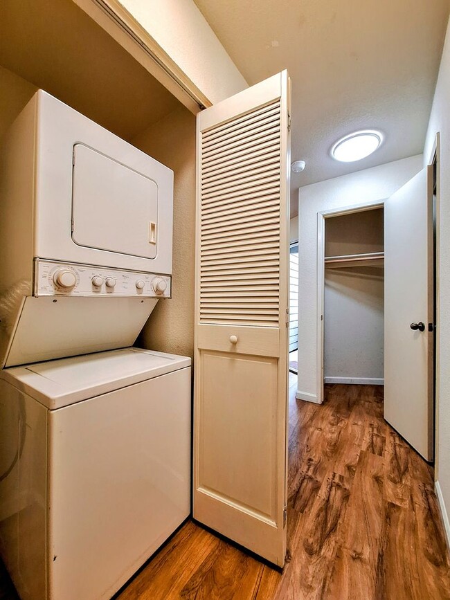 Building Photo - Refurbished Condo on 1st Floor With Laundry, Patio, Garage; Next to Pool!