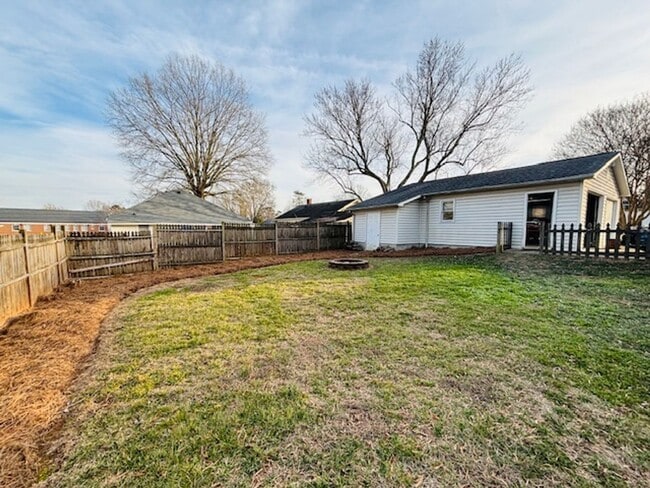 Building Photo - 109 S Rose Ave