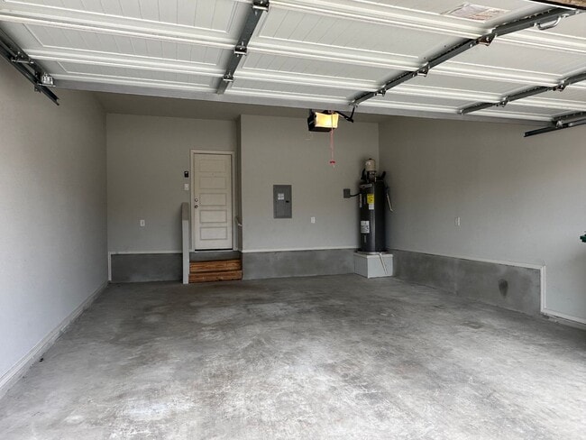 Building Photo - Luxury Townhome