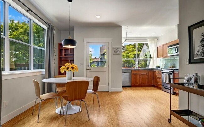 Foto del edificio - Bright & Spacious Townhome for Rent in a Charming, Tree-Lined Neighborhood