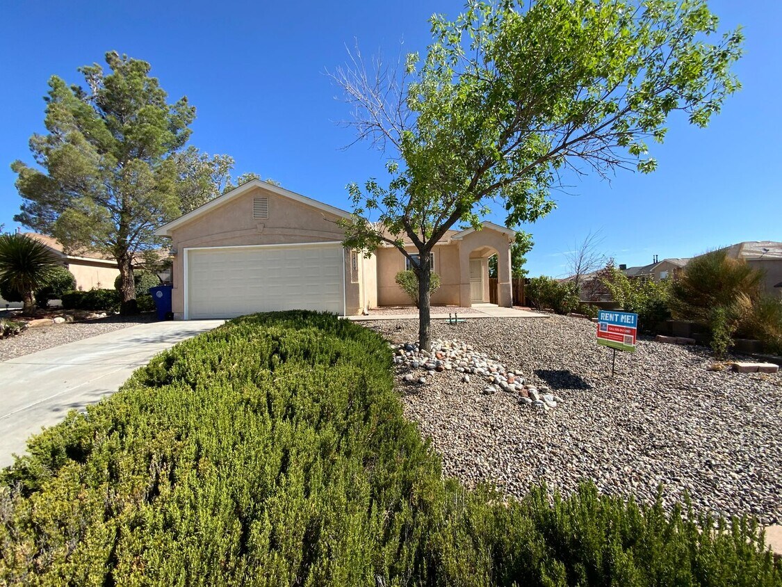 Foto principal - 3 Bedroom Single Story Home Available Near...