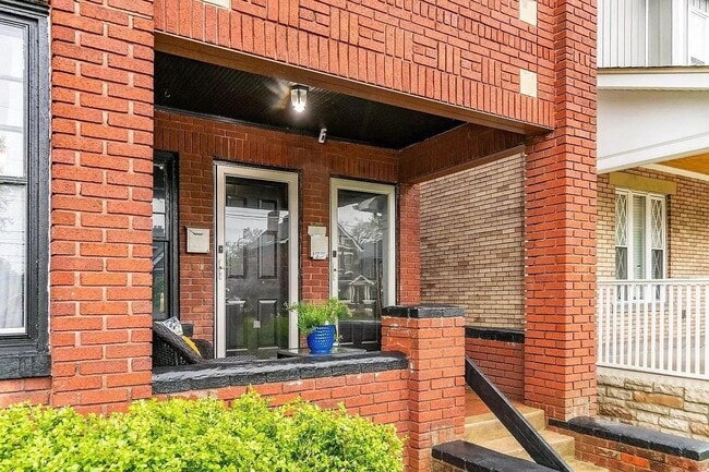 Building Photo - 1233 E Livingston Ave