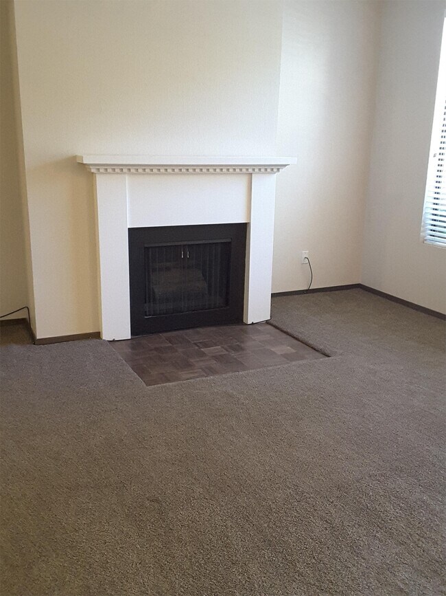 Building Photo - 3230 N Shadowbrook Dr