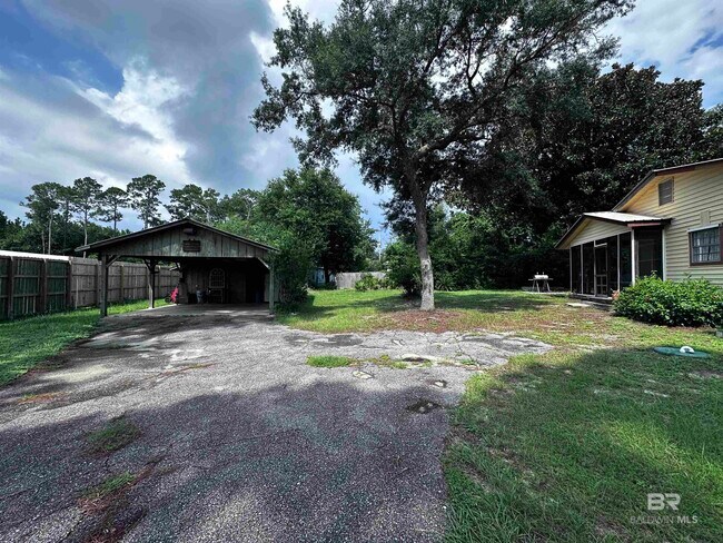 Foto del edificio - 5595 Virginia St