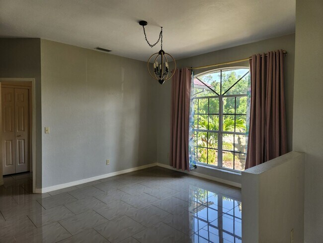 Foto del edificio - Cozy 3BR 2BA House Near Beautiful Mirror L...