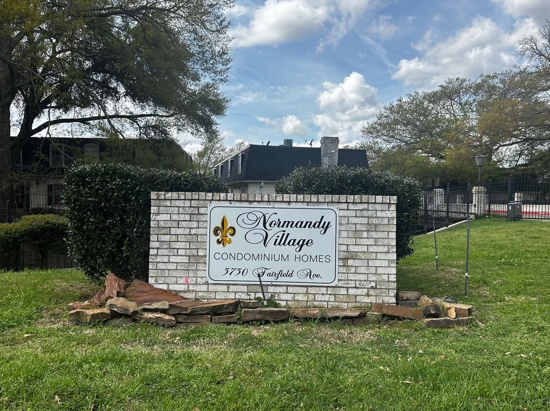 Primary Photo - All bills paid Studio townhome in Normandy...