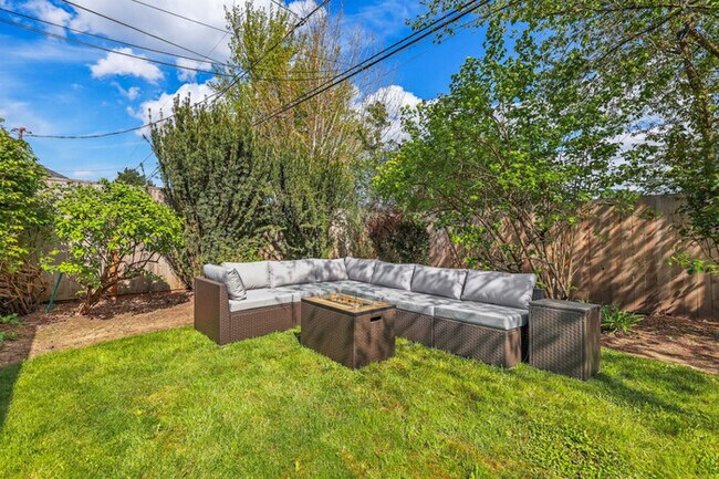 Building Photo - Sleeps 22 | Game Room/Hot Tub