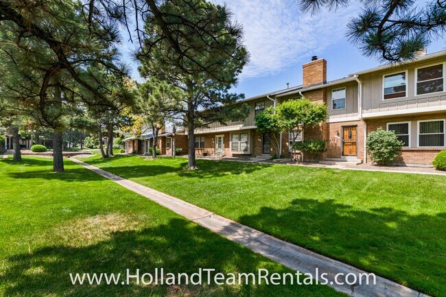 Foto del edificio - Quiet Townhome with Two Master Suites