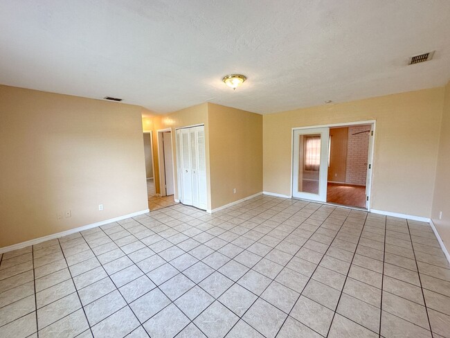 Building Photo - Cozy 2 BD/1 BA Home in Deltona!!