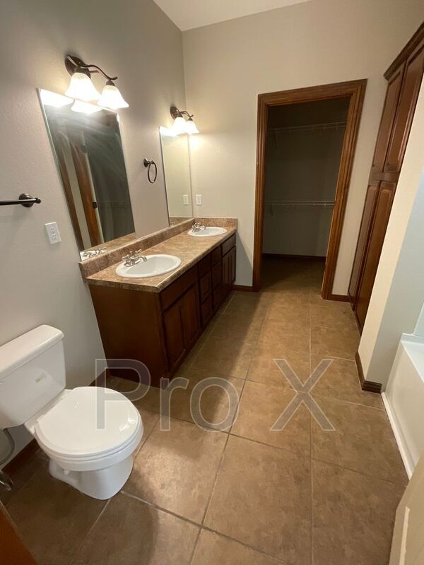 Foto del edificio - 5066 Raintree Cir