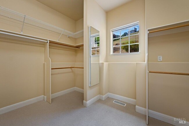 Building Photo - 10 Warrens Way
