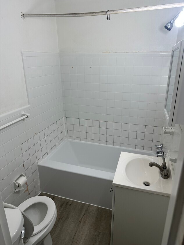 Bathroom - 5324 N Marvine St