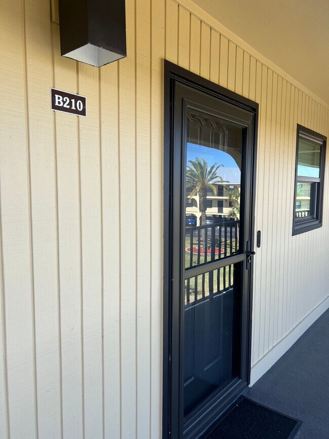 Building Photo - 14459 River Beach Dr
