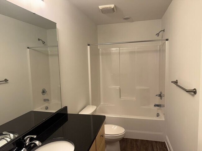 Foto del edificio - Like new home!! Convenient location near the reseach campus!