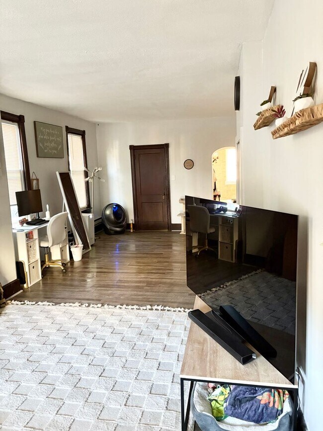Building Photo - Charming apartment + quaint town