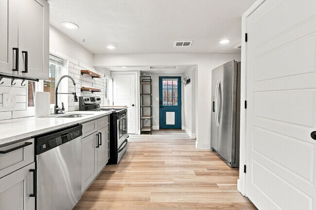 Building Photo - $2,420.95 with $300 Cleaning Voucher 2 Beds - 1 Bath, Single Family Home in Englewood with Privat...