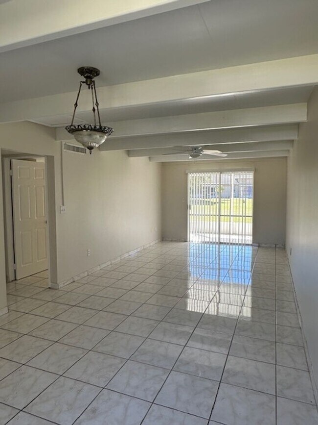 Building Photo - 1 Bedroom 1 Bath Villa in Beautiful Lake W...