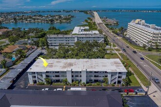 Building Photo - 2944 W Bay Dr