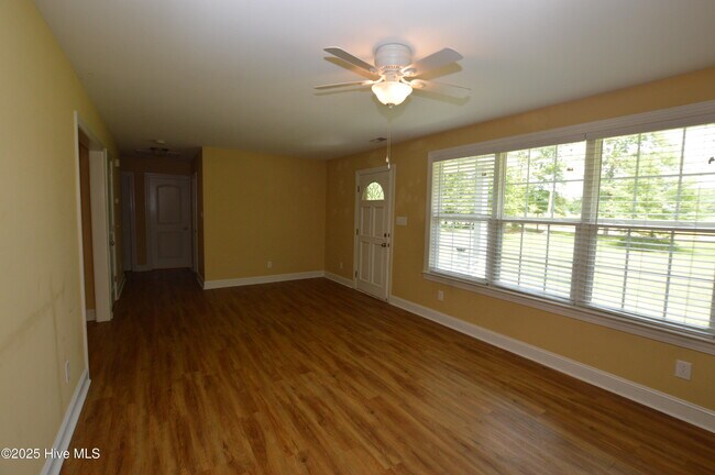 Foto del edificio - 1527 Catherine Lake Rd