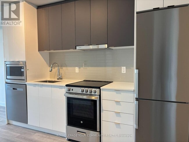 Building Photo - 30 Upper Mall Wy