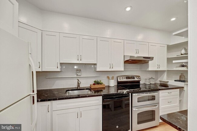 Foto del edificio - 2416 Tunlaw Rd NW