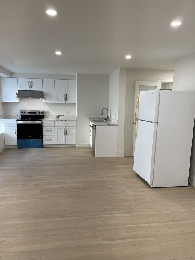 Building Photo - 633 Rocca Ave