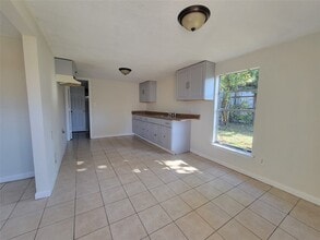 Building Photo - 733 Zoe St