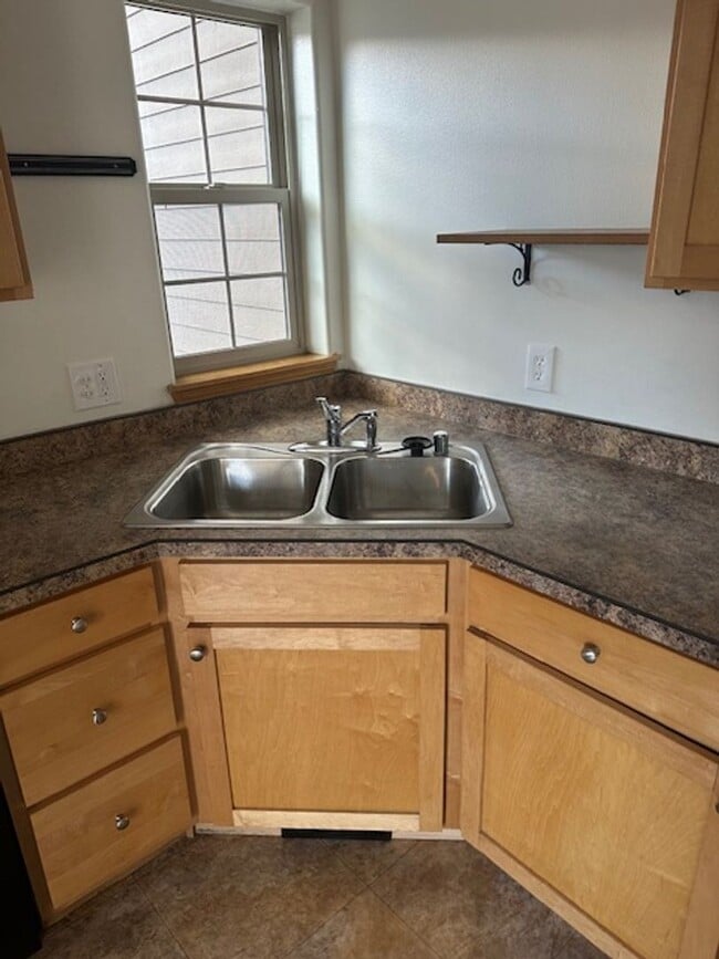 Building Photo - 3 bedroom Upscale home Mid town