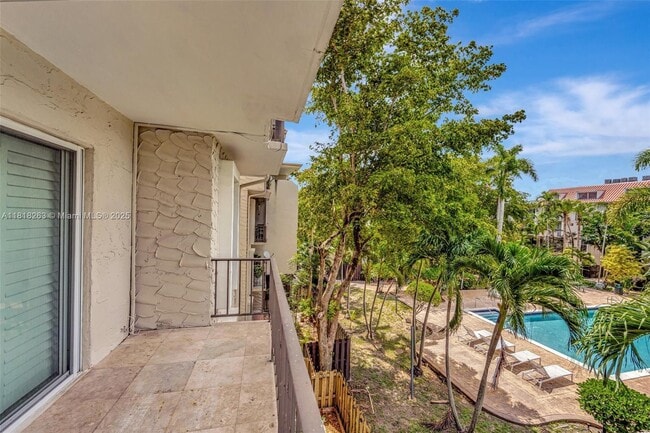 Building Photo - 6890 N Kendall Dr