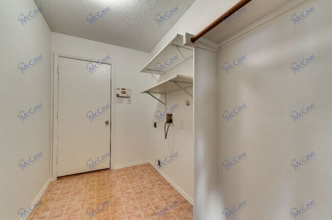 Building Photo - Cute 3/2/2 in Hurst!