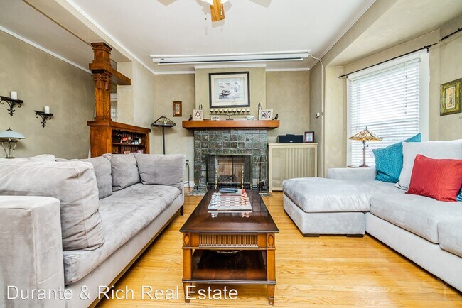 Building Photo - 3 br, 1 bath House - 309 Chicago Ave #2