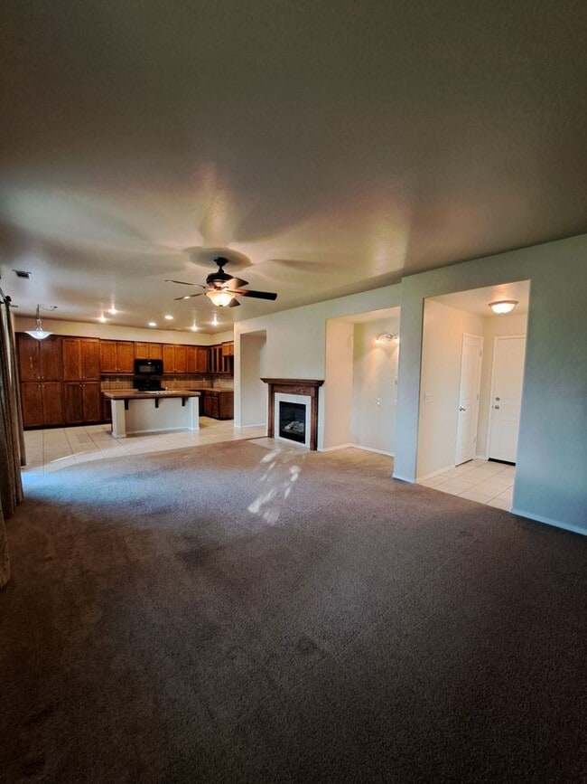 Foto del edificio - Immaculate  Large Home Located In Clovis Unified School District!