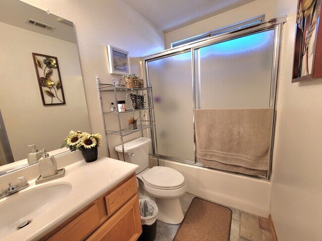 Foto del edificio - 5560 Barclay Ct