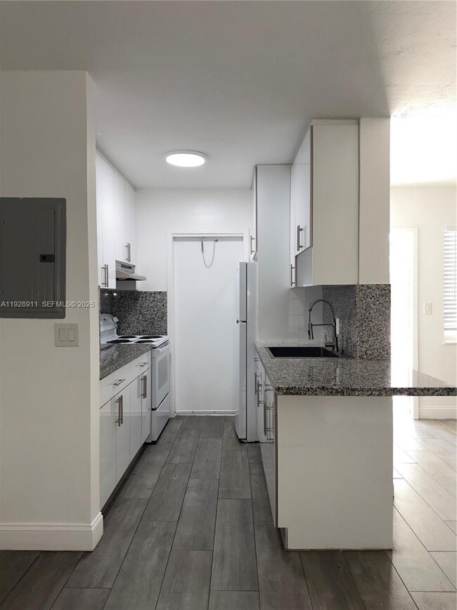 Building Photo - 1895 Venice Park Dr