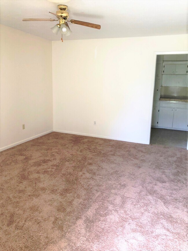 Building Photo - 2404 Meadow Ln