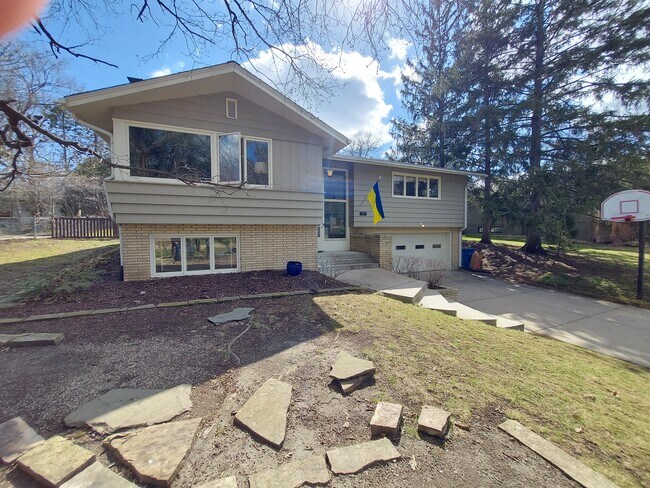 4401 Avondale Rd Golden Valley - 4401 Avondale Rd