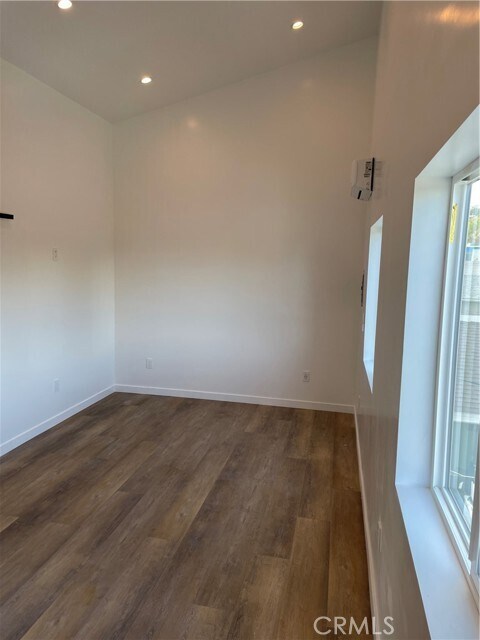 Foto del edificio - 24308 Victory Blvd