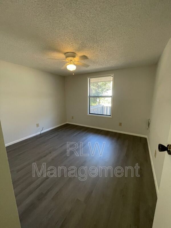 Foto del edificio - 611 Mt Homer Rd