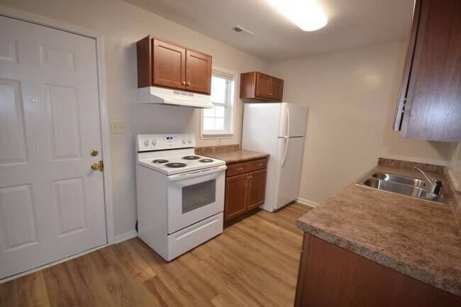 Building Photo - 2 bedroom in Burgaw NC 28425
