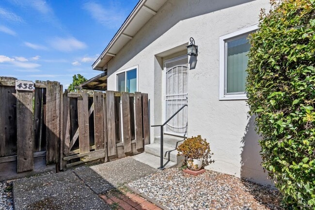 Building Photo - Single Story Benicia Duplex!
