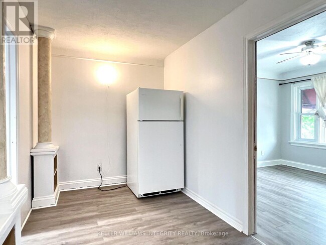 Photo du bâtiment - 831-831 Bronson Ave