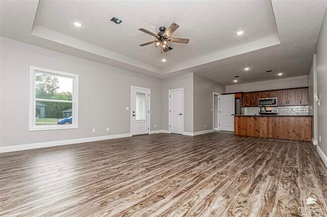 Foto del edificio - Please View the 3D Virtual Walk Through Before Scheduling A Showing