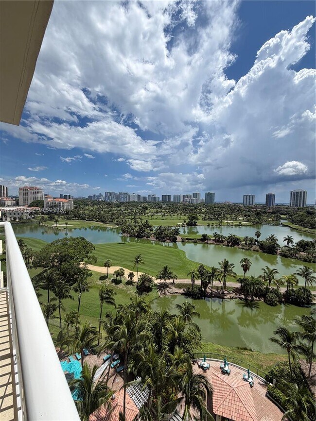 Foto del edificio - 19501 W Country Club Dr