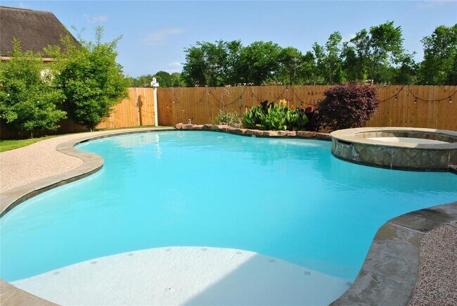 Building Photo - 2111 Paintbrush Ave