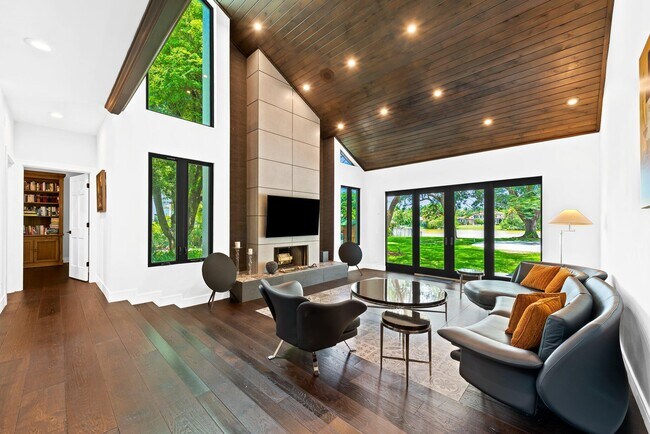Foto del edificio - 18425 Long Lake Dr