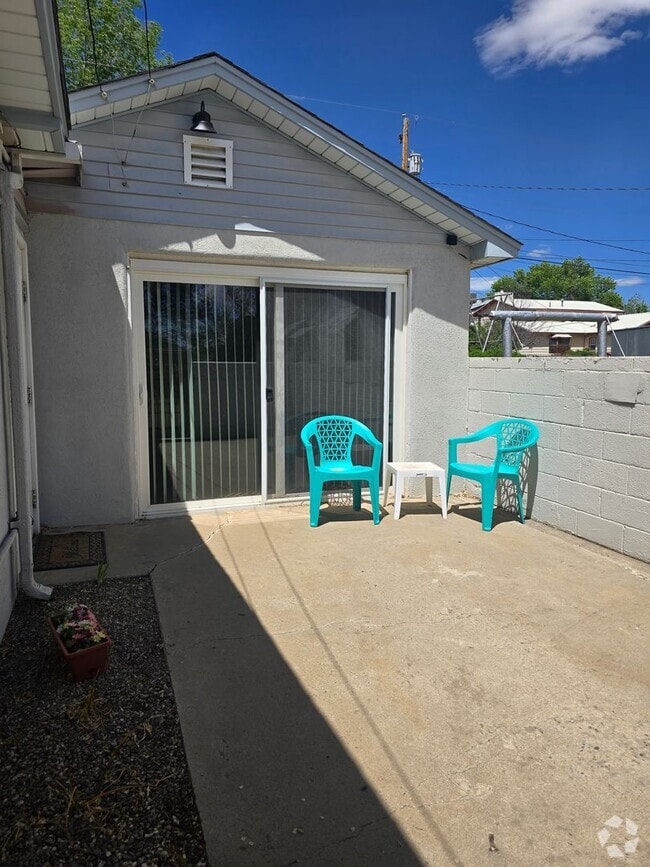 Building Photo - 404 E Hopi St